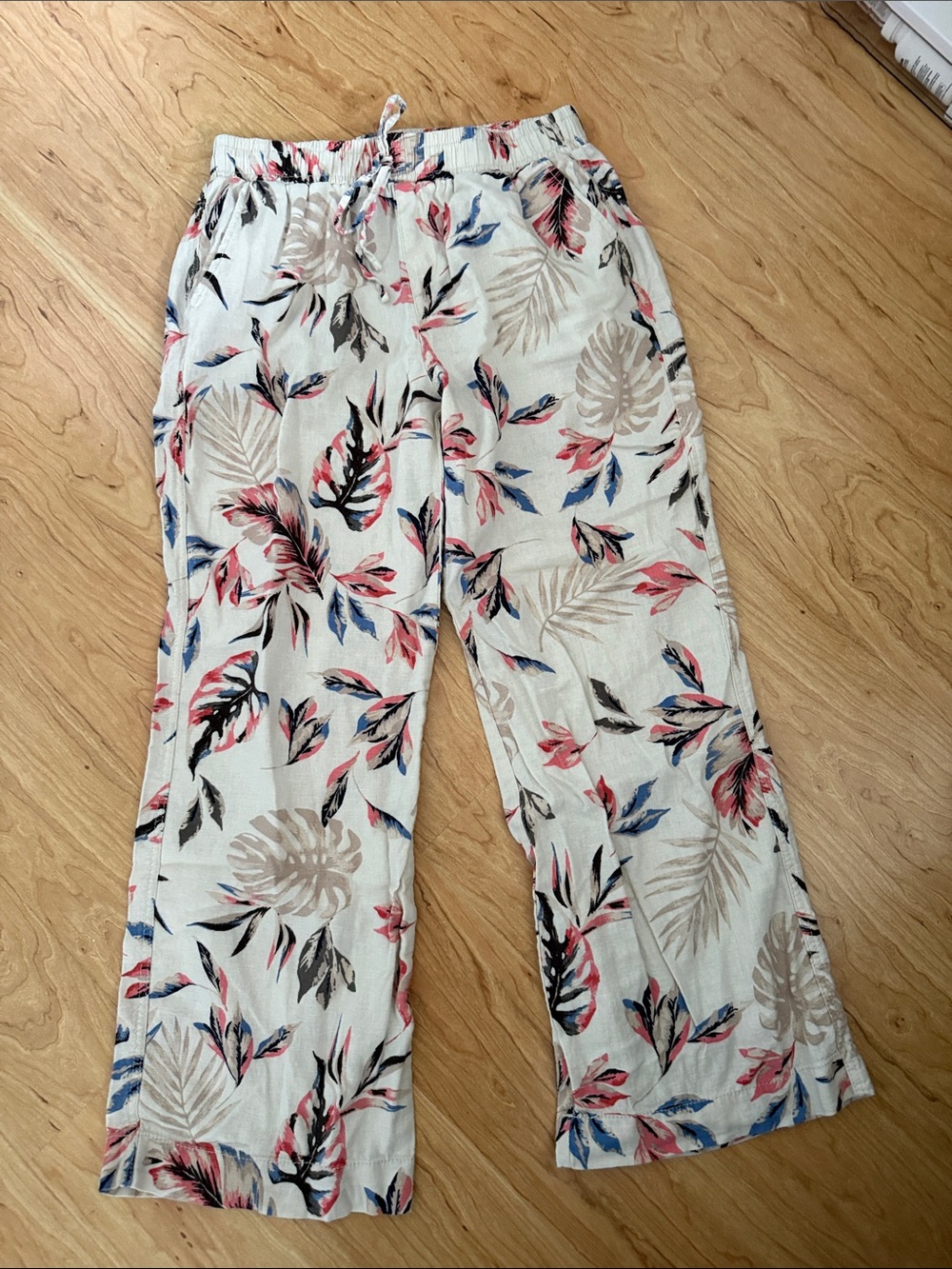 Briggs New York Cream Wide-Leg Pants with Pink, Blue & Gray Leaf Print